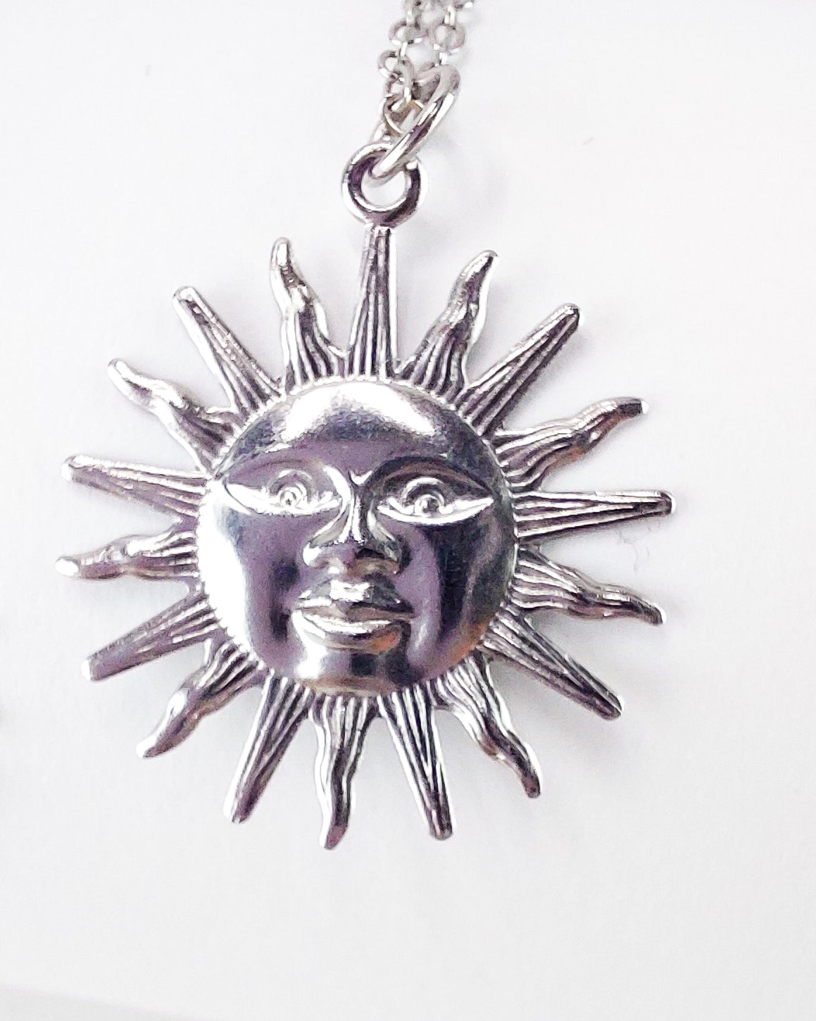 Colar de Aço Inoxidável com Pendente de Sol