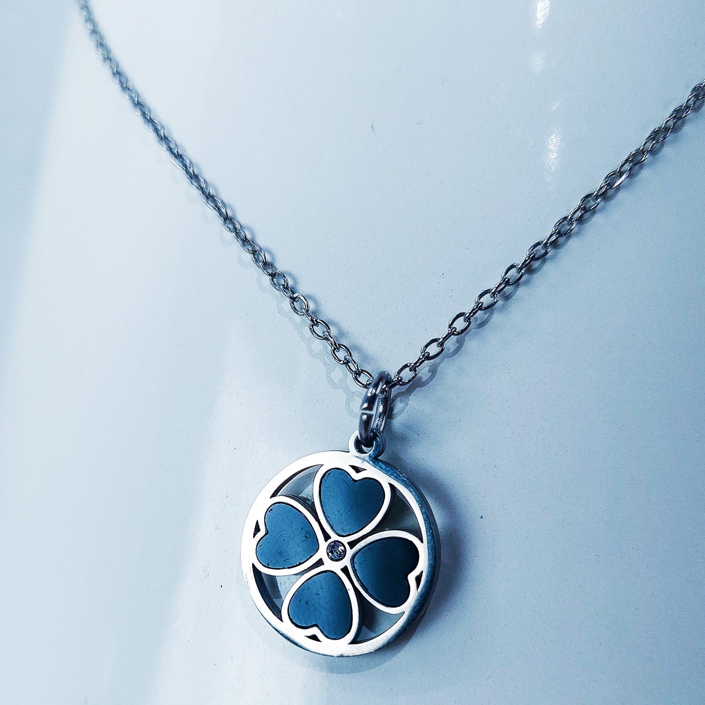 Colar de Aço Inoxidável com Trevo Preto